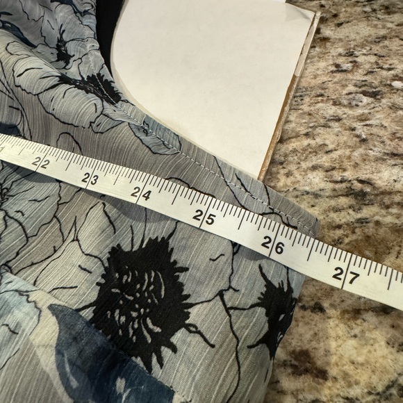 Tansy blouse floral pattern gray, black & little blue sleeveless 2x PTP 26.5” - Picture 7 of 7